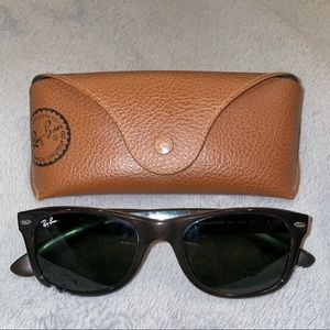 RayBan New Wayfarer classic sunglasses w/ case
